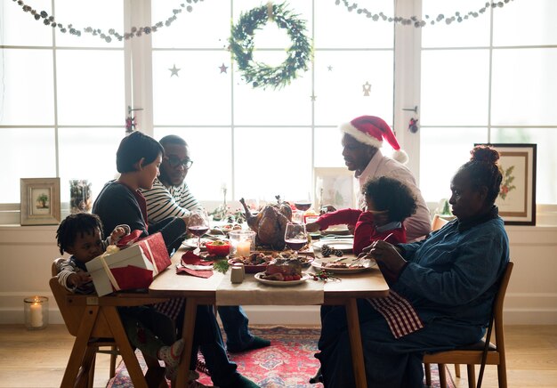 Famiglia con una cena di Natale