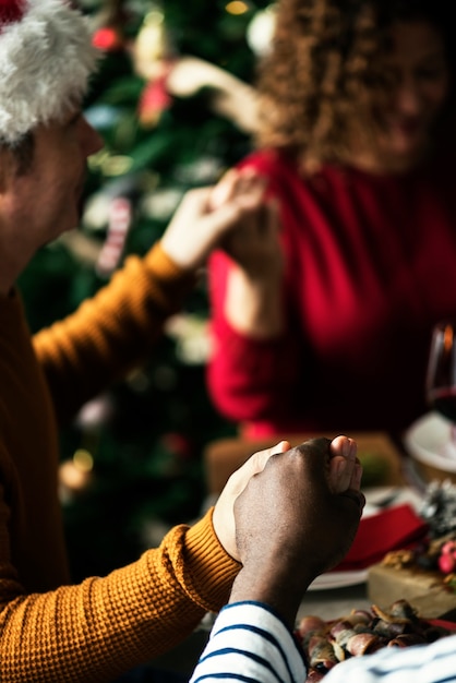 Famiglia con una cena di Natale