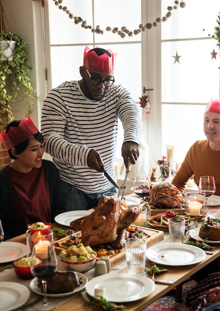 Famiglia con una cena di Natale