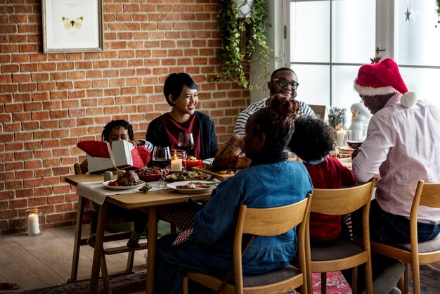 Famiglia con una cena di Natale