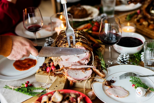 Famiglia con una cena di Natale