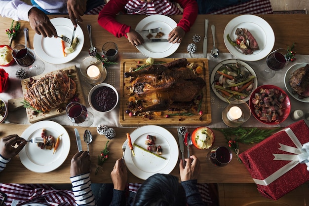 Famiglia con una cena di Natale