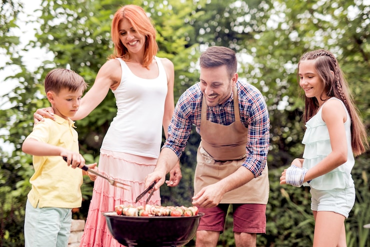 Famiglia con una festa barbecue