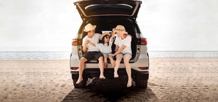 Famiglia con viaggio in auto guida viaggio in auto vacanza estiva in auto al tramonto padre madre e figlia felici viaggiare godere di vacanze e relax insieme ottenere l'atmosfera e andare a destinazione