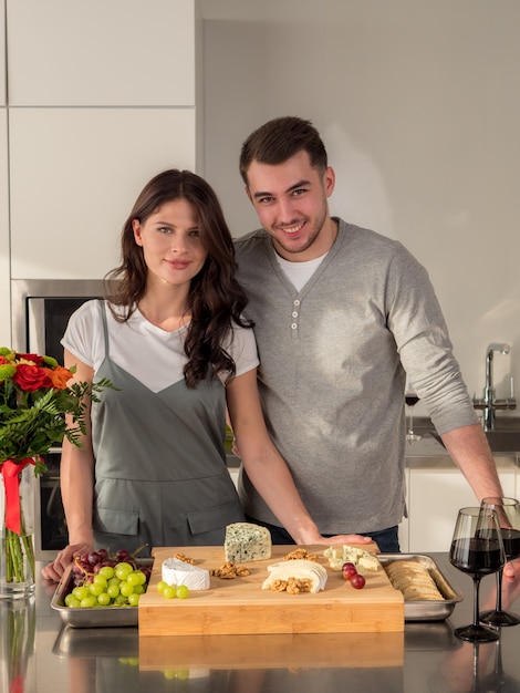 Famiglia con vino e sfiziosi antipasti in cucina