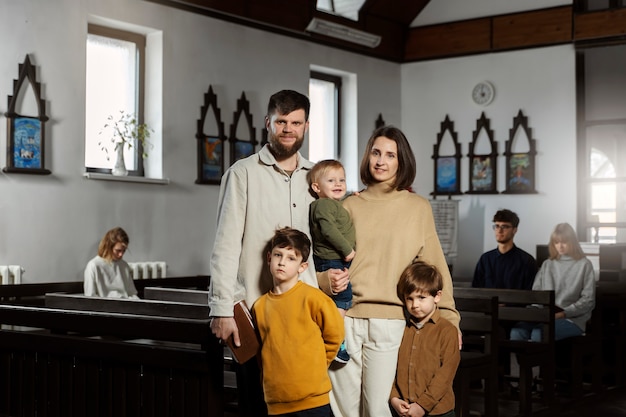 Famiglia cristiana del tiro medio in chiesa