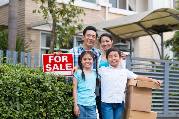 Famiglia davanti alla nuova casa