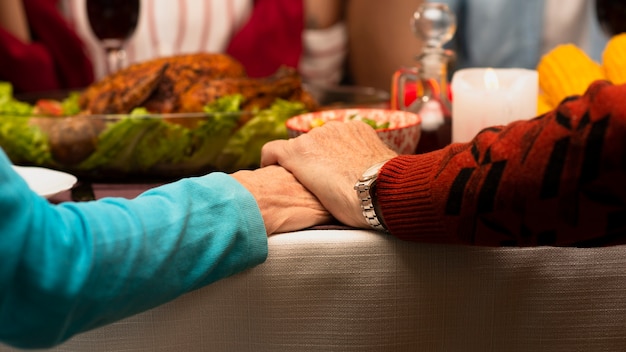 Famiglia del primo piano che si tiene per mano sull'evento di ringraziamento