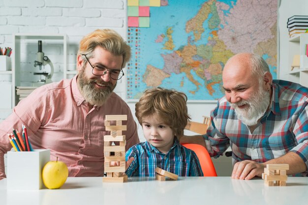 Famiglia dell'uomo Una generazione di tre uomini Uomini felici che amano la famiglia