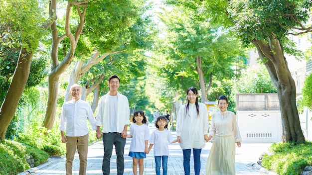 Famiglia di 3 generazioni che si tiene per mano in Greenly Street