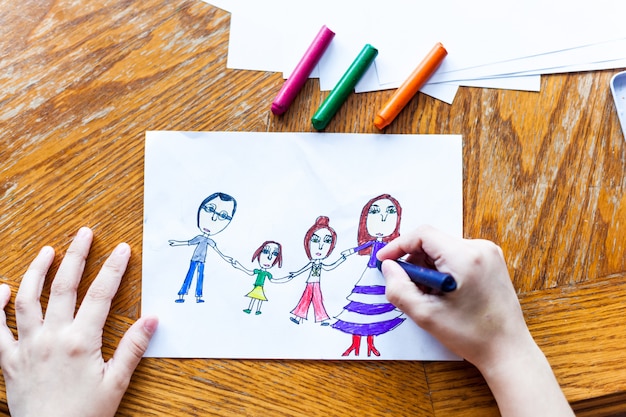 Famiglia di disegno per bambini, mamma, papà, sorella, matite colorate, matite colorate, creatività dei bambini, creazione di artigianato, decorazione della casa, tempo con i bambini, sviluppo delle competenze, scuola, casa