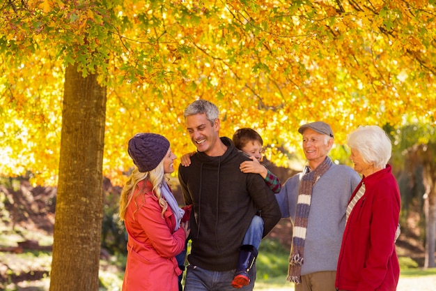 Famiglia di diverse generazioni che gode al parco