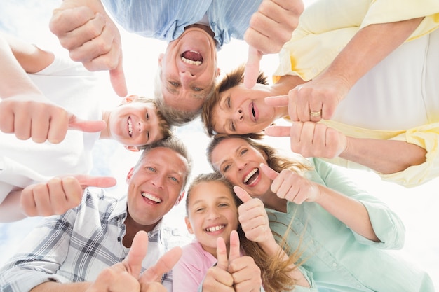 Famiglia di diverse generazioni che guarda verso il basso