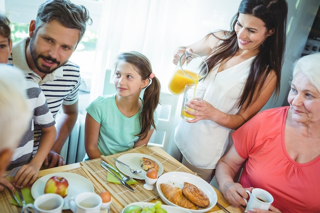 Famiglia di diverse generazioni che si siede al tavolo della colazione