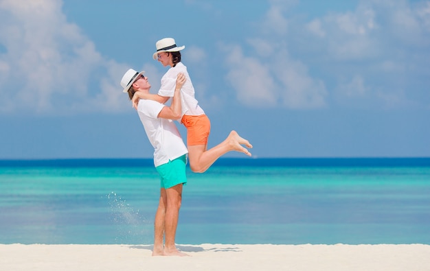 Famiglia di due persone che camminano sulla spiaggia