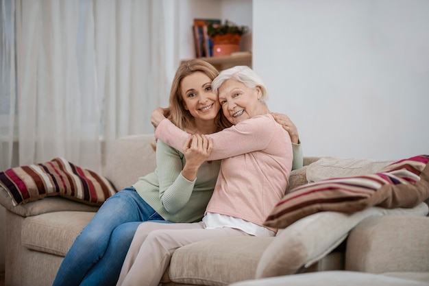 Famiglia di due persone che si abbracciano