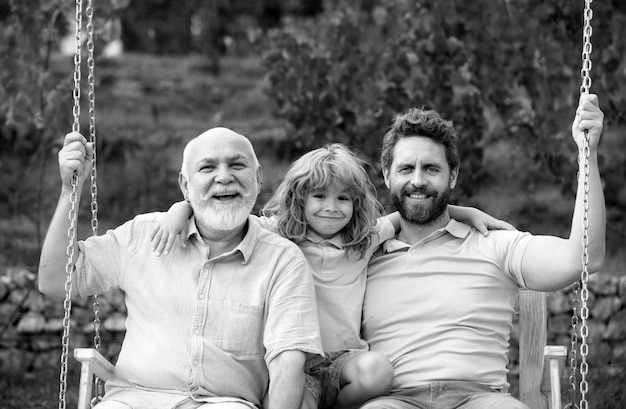 Famiglia di generazione maschile insieme a tre generazioni diverse di età nonno padre e figlio