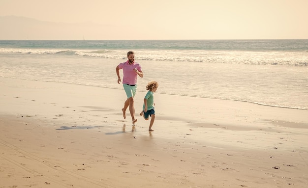 Famiglia di padre e figlio che corre in vacanza estiva in famiglia sulla spiaggia