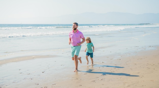 Famiglia di papà e bambini che corrono sulla spiaggia estiva, sport di famiglia