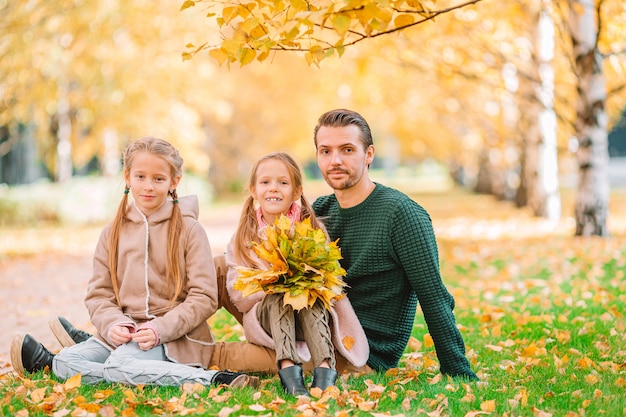 Famiglia di papà e bambini in bella giornata d'autunno nel parco