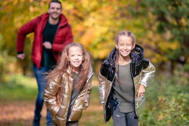 Famiglia di papà e bambini in bella giornata d'autunno