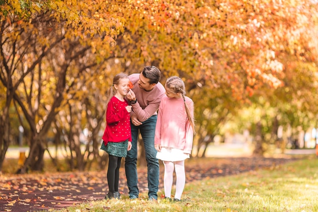 Famiglia di papà e bambini in una bella giornata autunnale nel parco