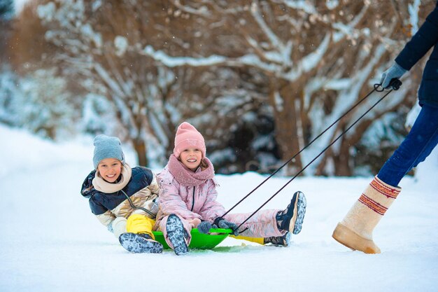 Famiglia di papà e bambini in vacanza alla vigilia di Natale all'aperto