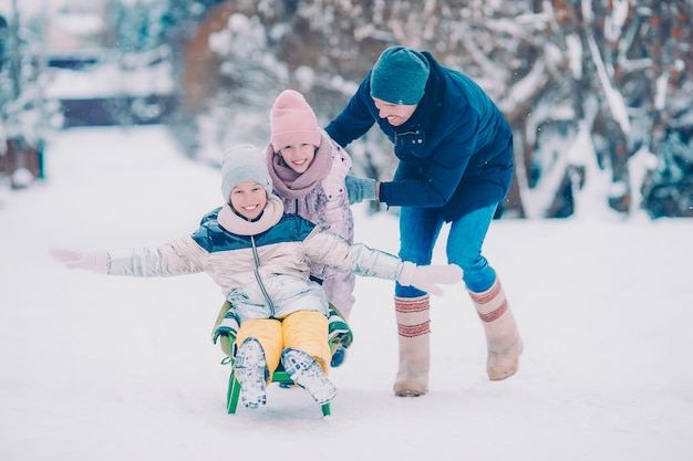 Famiglia di papà e bambini vacanza in inverno all'aperto