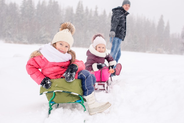 Famiglia di papà e bambini vacanza in inverno all'aperto