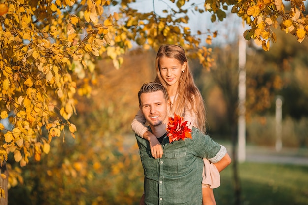 Famiglia di papà e bambino in bella giornata d'autunno nel parco