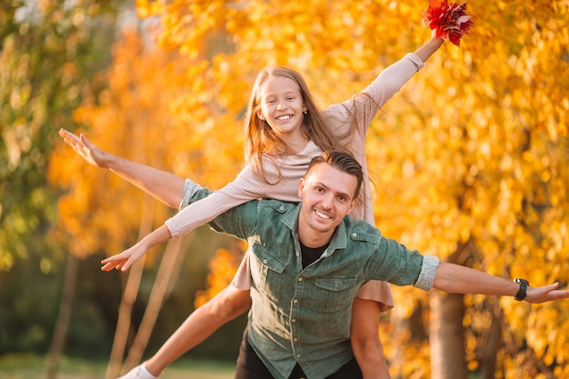 Famiglia di papà e bambino in bella giornata d'autunno nel parco