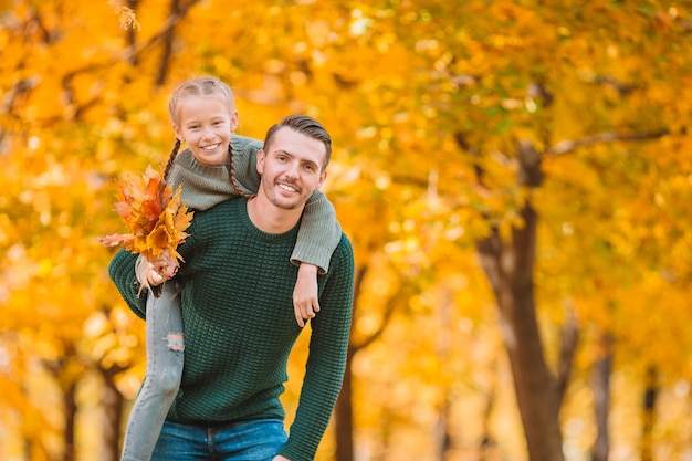 Famiglia di papà e bambino in bella giornata d'autunno nel parco