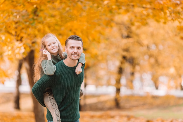 Famiglia di papà e bambino in bella giornata d'autunno nel parco