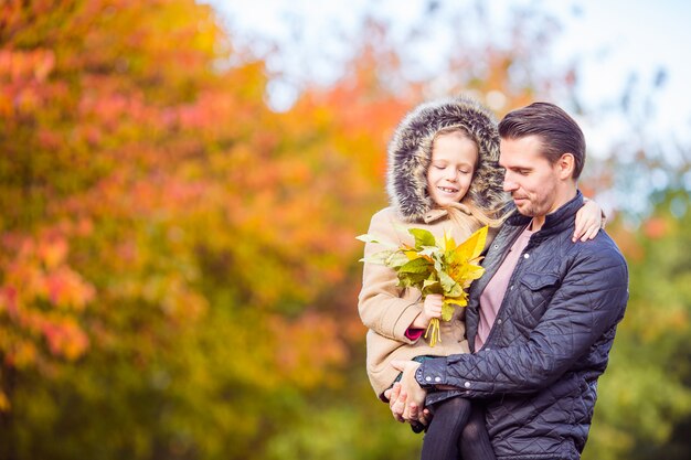 Famiglia di papà e bambino in bella giornata d'autunno nel parco