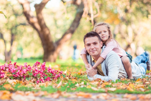 Famiglia di papà e bambino in bella giornata d'autunno nel parco