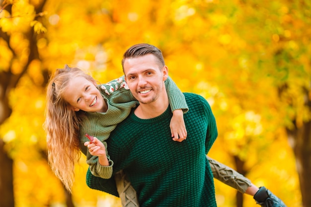 Famiglia di papà e bambino in una bella giornata autunnale nel parco