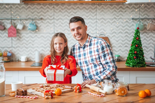 Famiglia di papà e figlia in vacanza di Natale