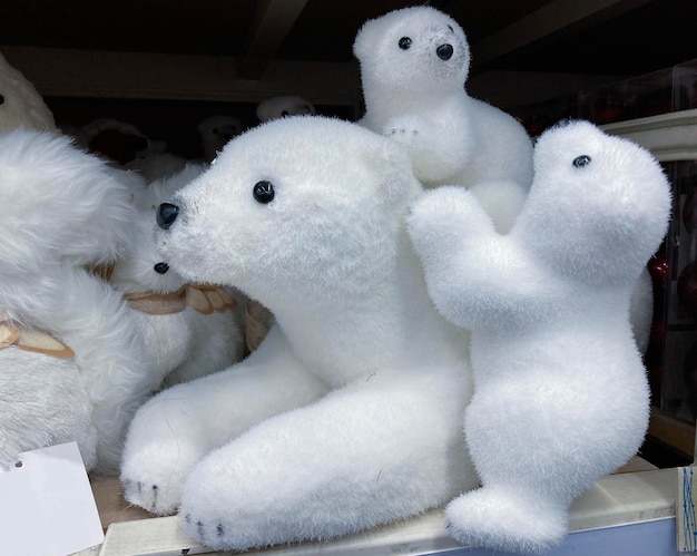 famiglia di piccoli orsetti bianchi
