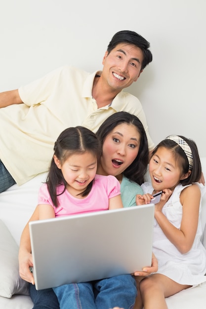 Famiglia di quattro felice che fa spesa online