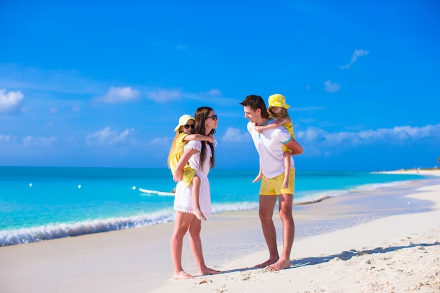 Famiglia di quattro felice in vacanza ai Caraibi