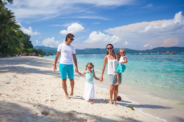 Famiglia di quattro persone in vacanza al mare