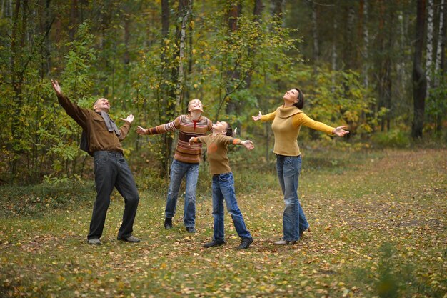 Famiglia di quattro persone nel parco