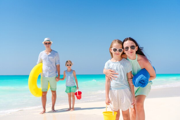 Famiglia di quattro persone su una spiaggia tropicale