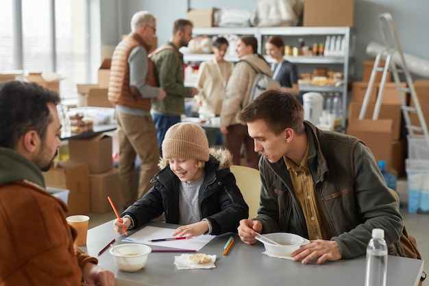 Famiglia di rifugiati alla mensa dei poveri