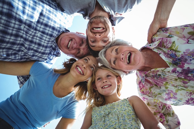 Famiglia di risata che forma calca contro il cielo