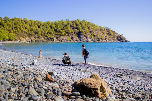 Famiglia di scattare foto su una spiaggia