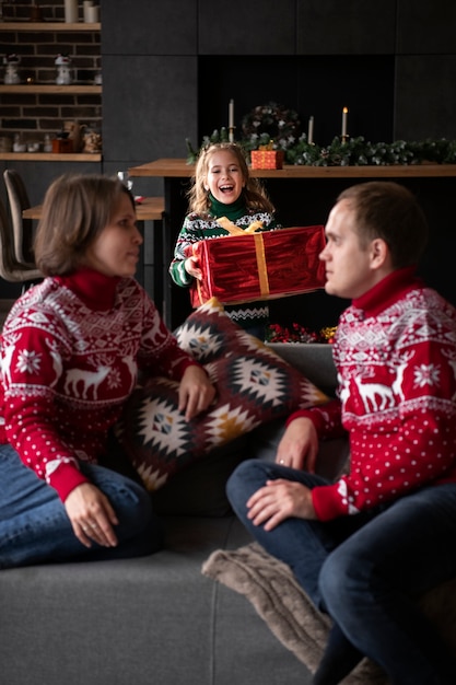 Famiglia di tiro medio con regalo