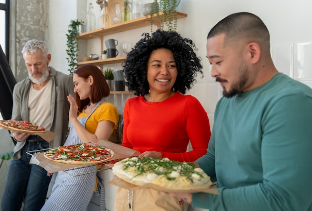 Famiglia di tiro medio con una deliziosa pizza