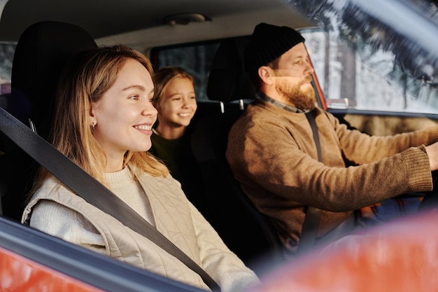 Famiglia di tre persone che viaggiano in auto