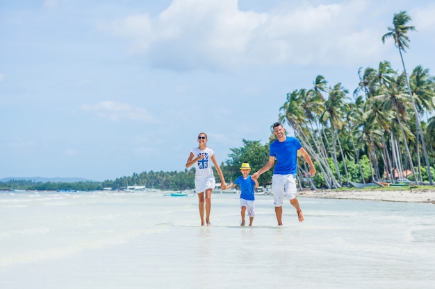 Famiglia di tre persone - padre con suo figlio che si diverte in spiaggia